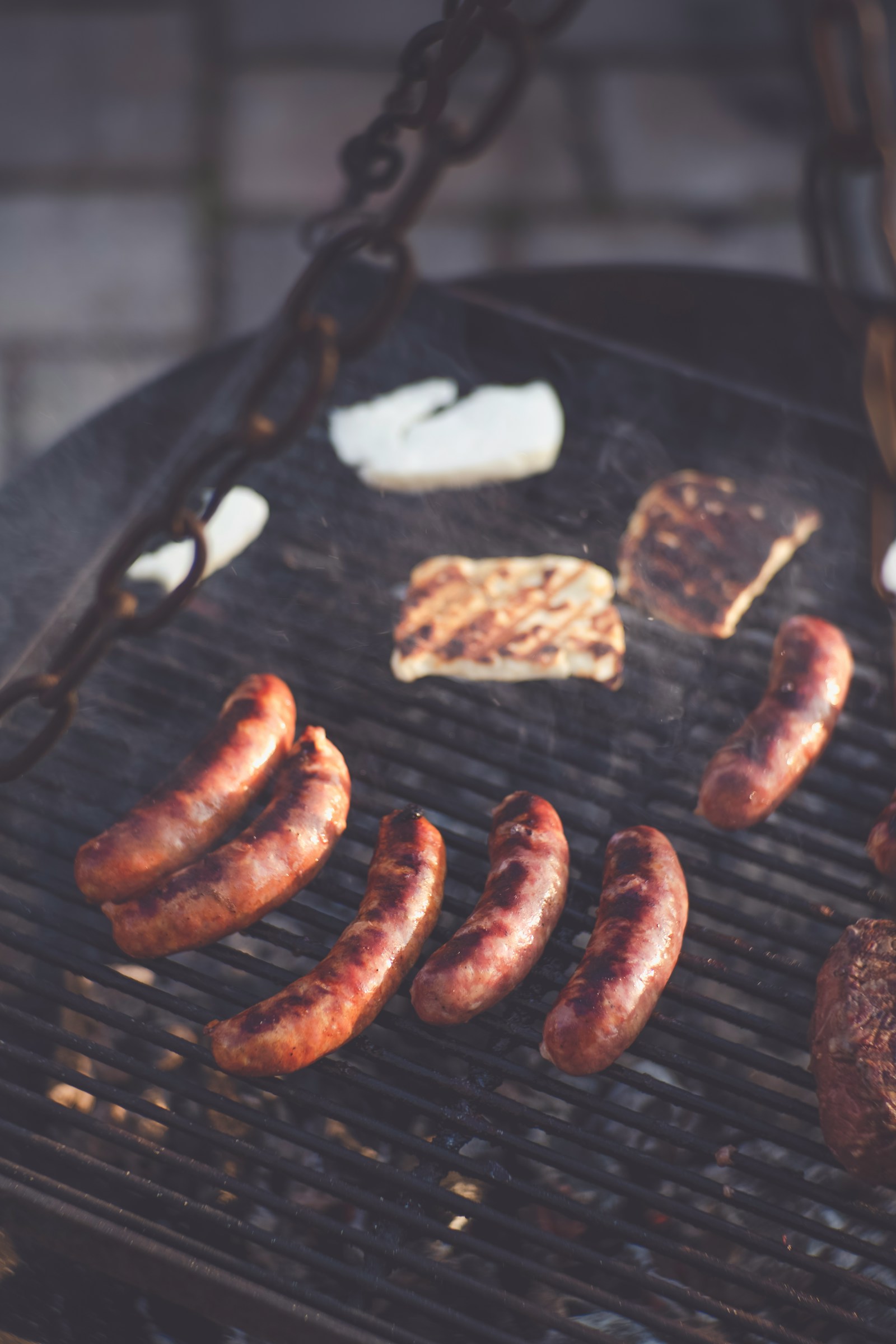Bratwürste und weiteres Grillgut auf einem Rost