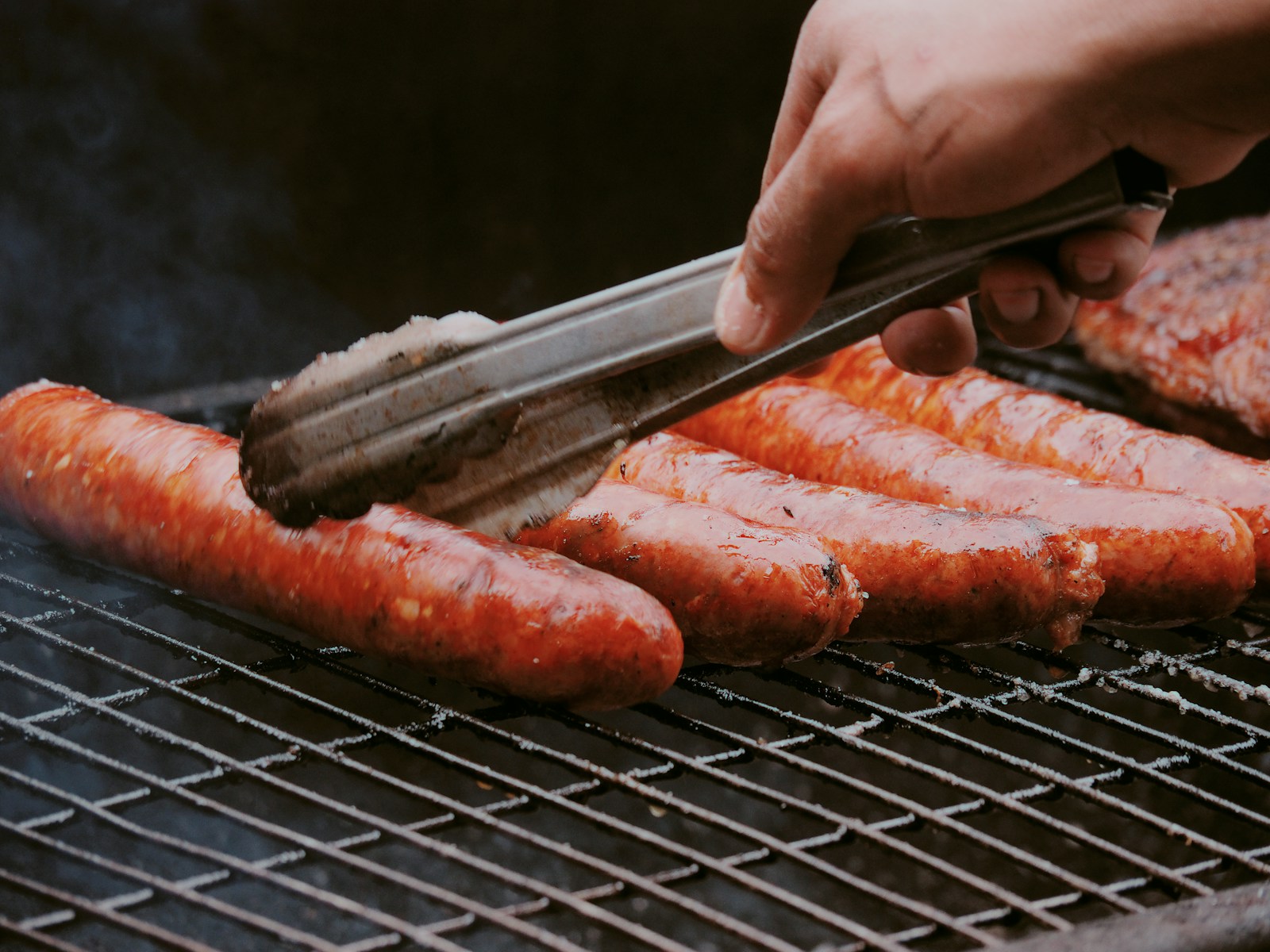 Würzige Bratwürste werden auf einem Grill gegart
