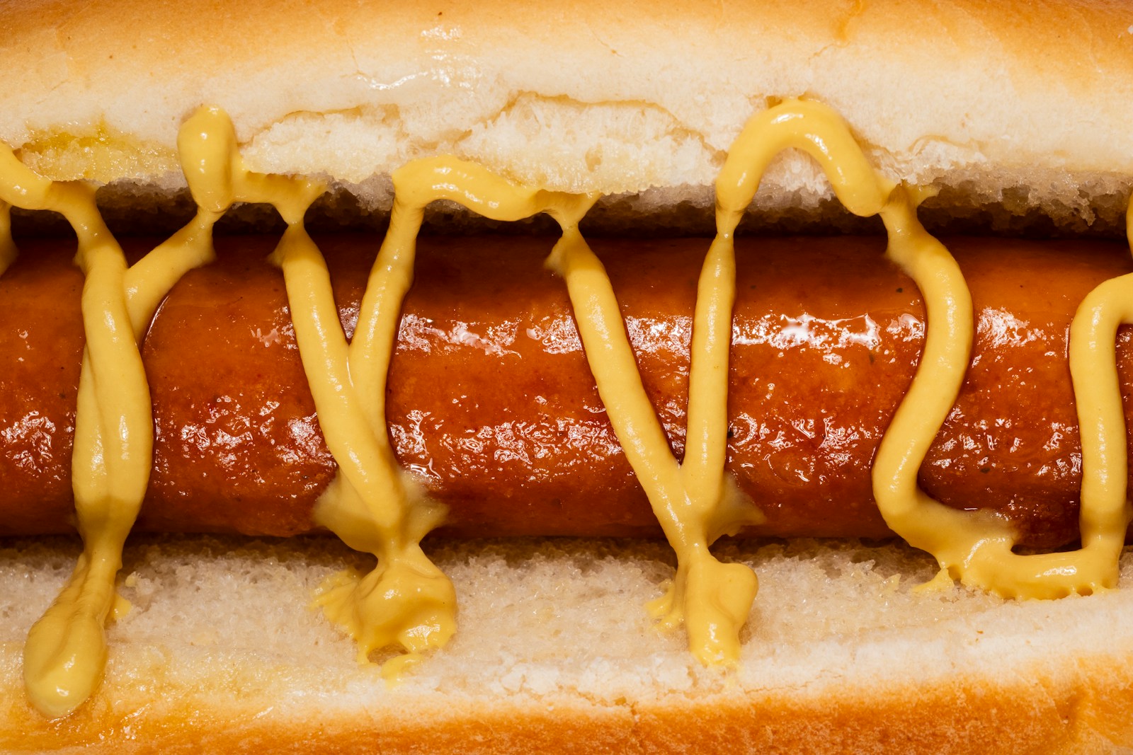 Gebratene Wurst im Brötchen mit Senf