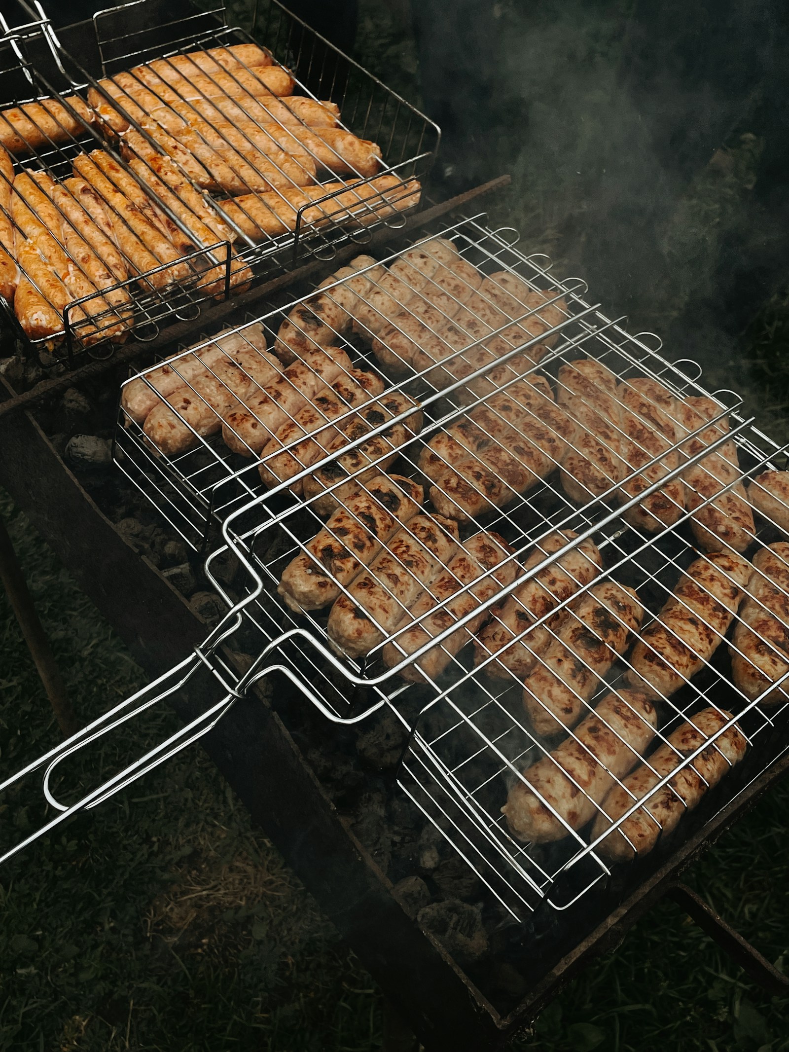 Bratwürste und weiteres Grillgut auf einem Grill