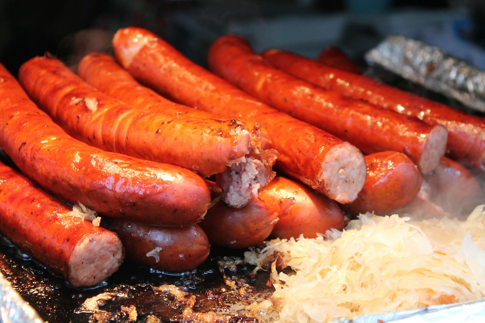 Verschiedene Bratwürste auf einem Grill